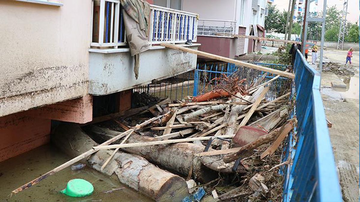 Ayancık'ta sel apartman girişlerini kapattı! Binanın 1. katlarına kalastan geçitlerle ulaşılıyor