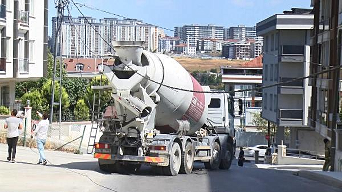 Beylikdüzü'nde panik; beton mikseri elektrik telini kopardı - Vimarsana News