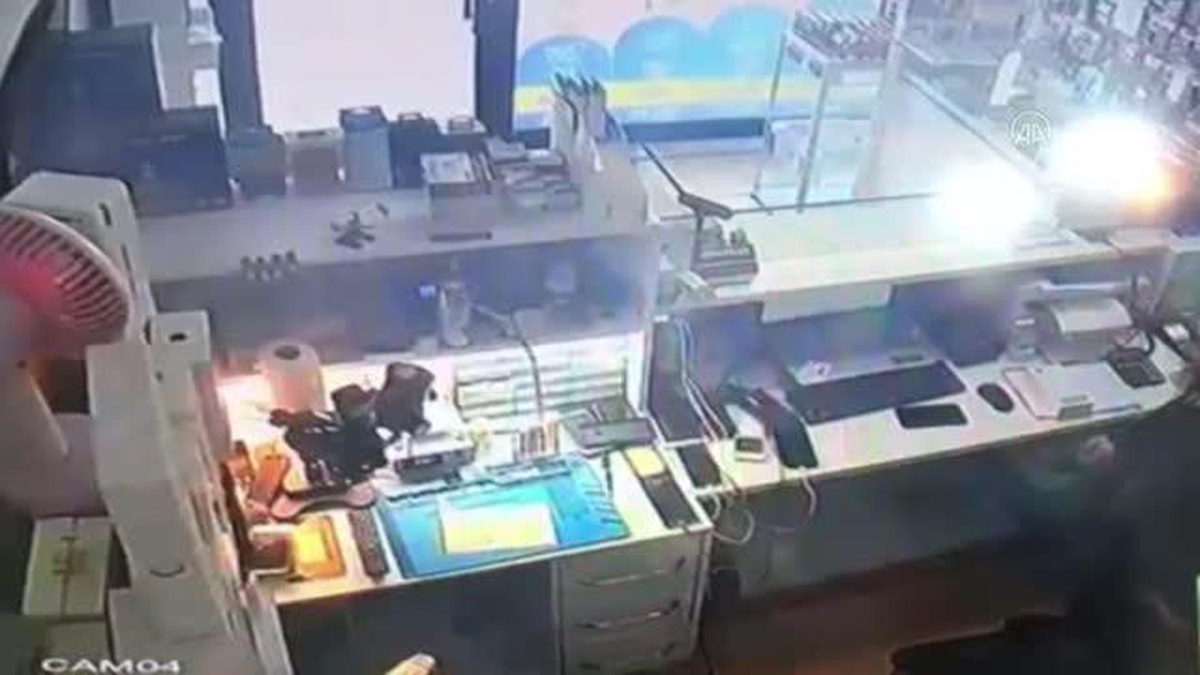 Son dakika haberi! Cep telefonu bataryasının patlama anı güvenlik kamerasına yansıdı
