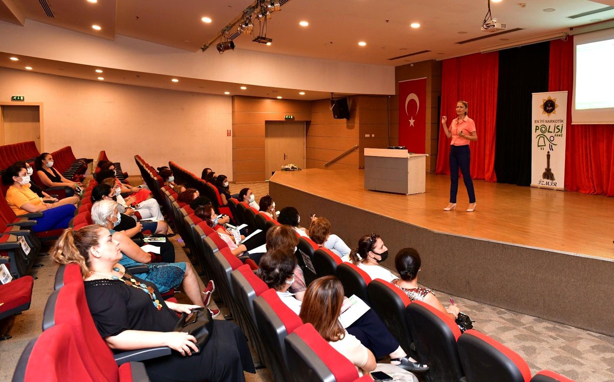 Çiğli'de kadınlara ve muhtarlara bağımlılıkla mücadele anlatıldı - Vimarsana News