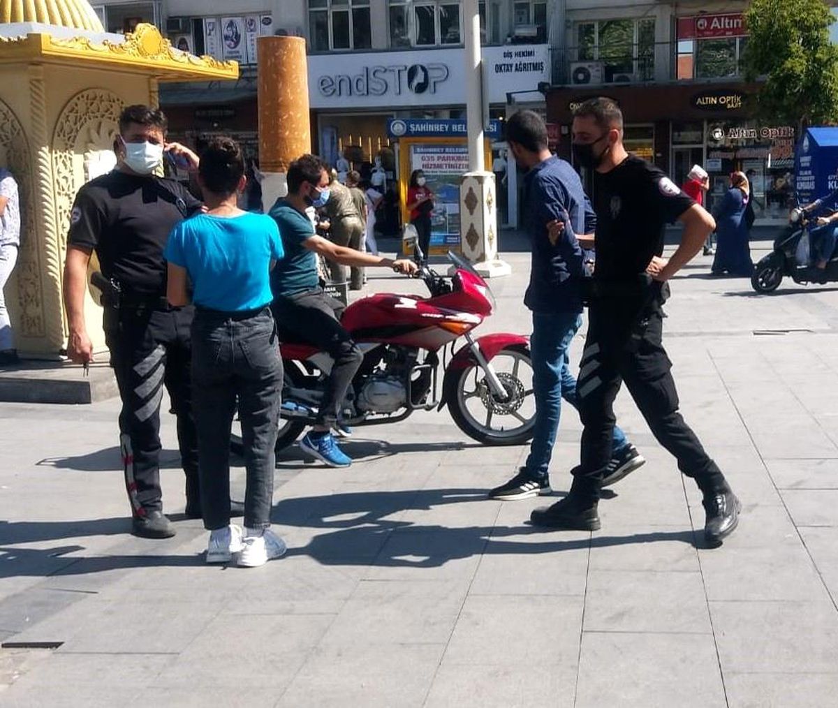 Genç kızın telefonunu gasp eden şahsın utanmazlığı pes dedirtti! Polisi ikna etmeye çalıştı