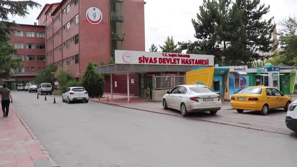 Hastayla tartışırken başına kapı çarpan doktor yaralandı