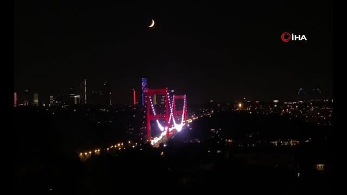 İstanbul'da mest eden ay manzarası