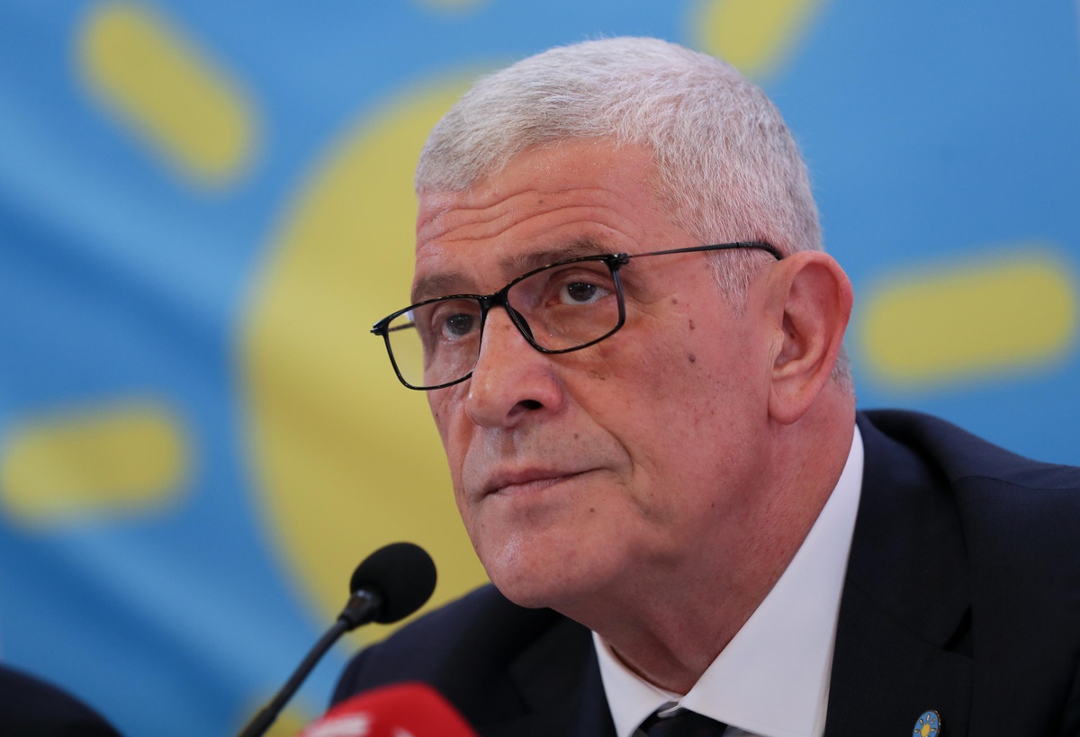 İYİ Parti Grup Başkanvekili Müsavat Dervişoğlu, İzmir'de gazetecilerle bir araya geldi Açıklaması - Vimarsana News