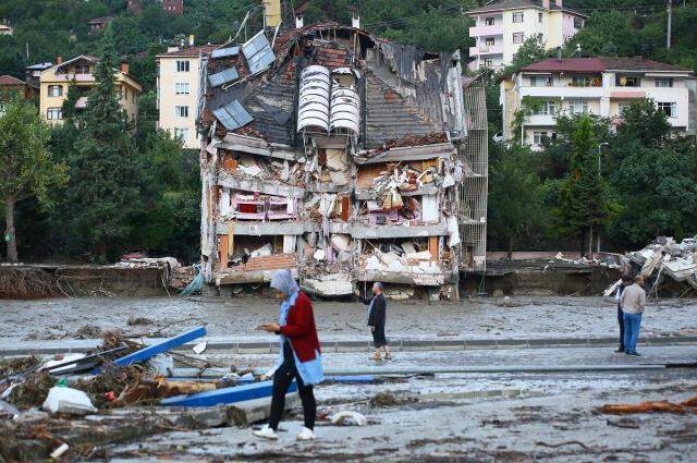 Kastamonu'daki sel felaketinin boyutu gün ağarınca ortaya çıktı! Dere yatağındaki binalar çöktü
