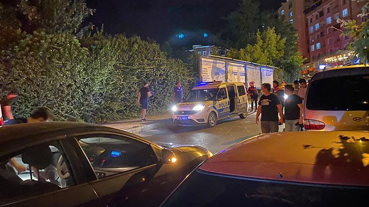 Kız yurduna karşı cinsel içerikli hareket yapan genç sokak ortasında tekme tokat dövüldü
