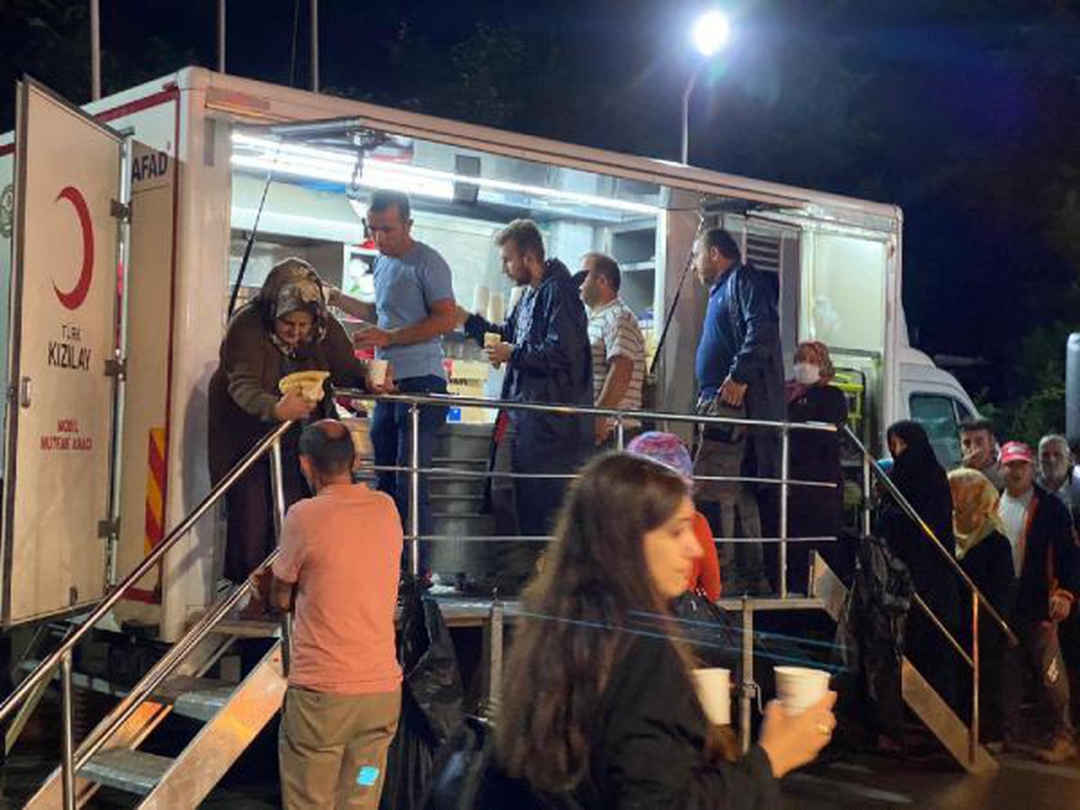 Kızılay Batı Karadeniz'de sıcak yemek vermeye başladı