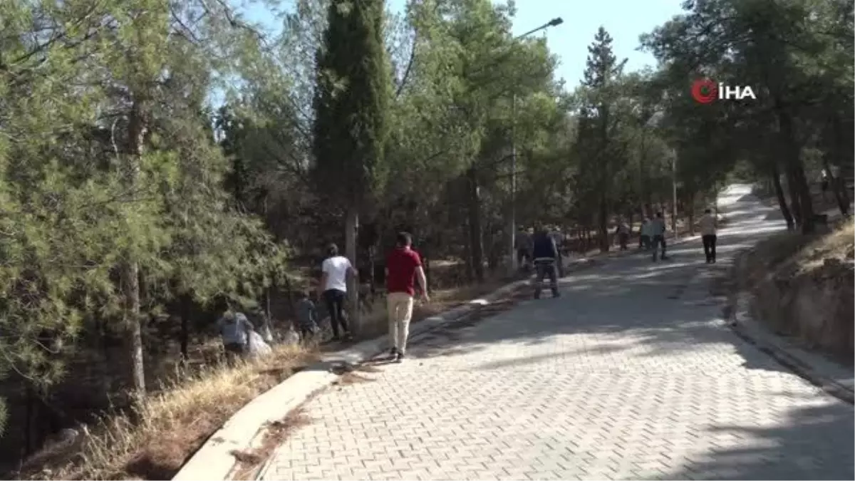 Ormanlık alanları temizleyen görevlilerden anlamlı mesaj