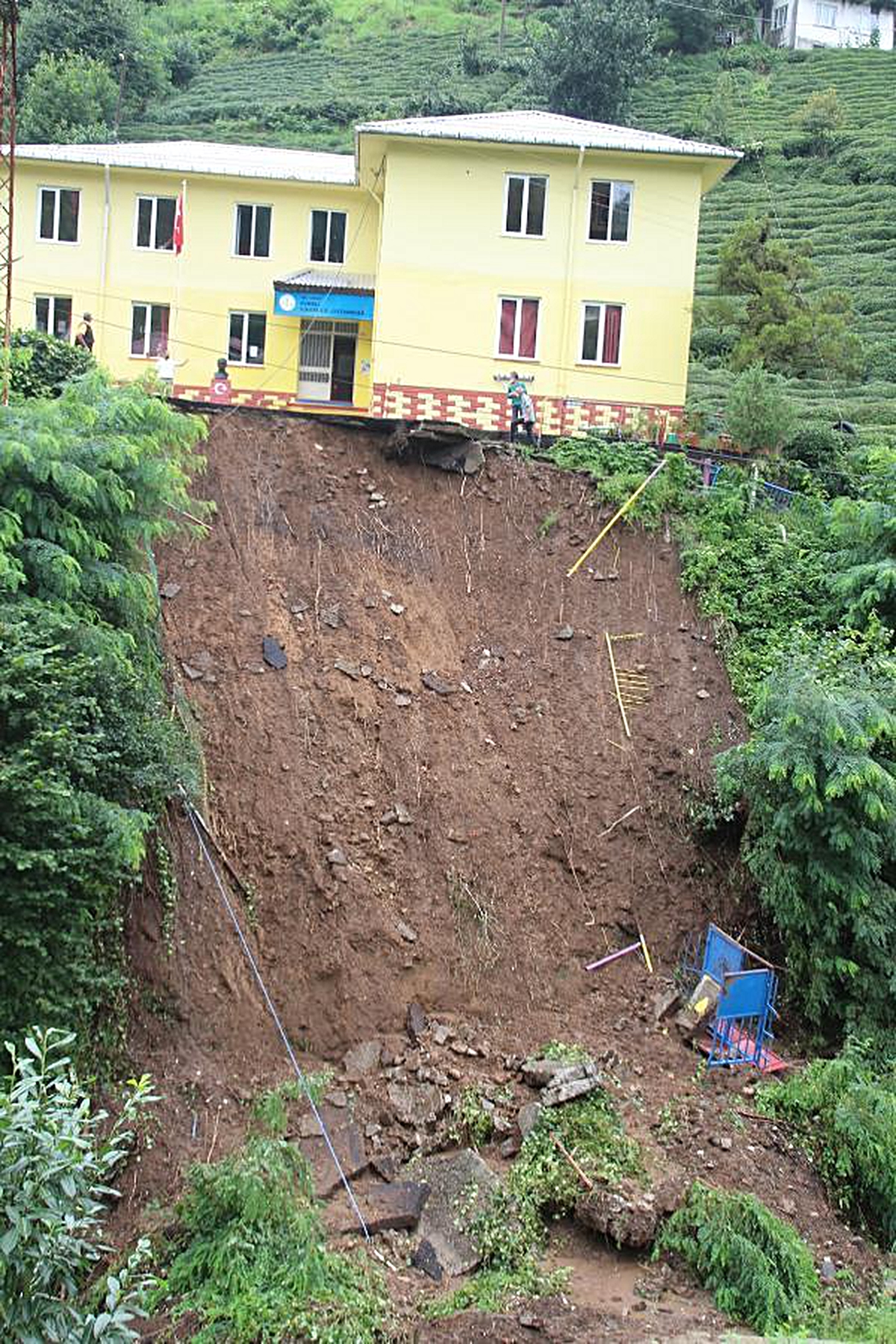 Rize'de heyelanda bahçesi hasar gören okul, eğitime açılacak - Vimarsana News
