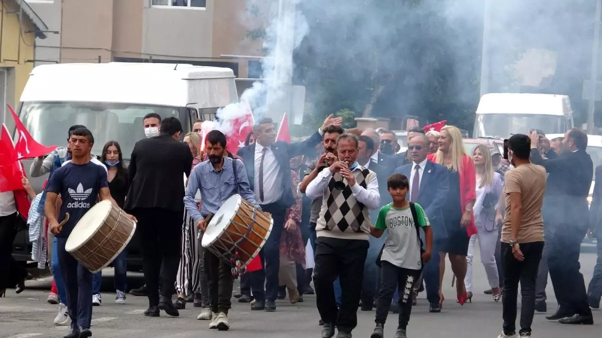 Yenilik Partisi Genel Başkanı Başkanı Yılmaz'a davul-zurna ve meşaleli karşılama Yenilik Partisi Genel Başkanı Başkanı Yılmaz'a davul-zurna ve meşaleli karşılama
