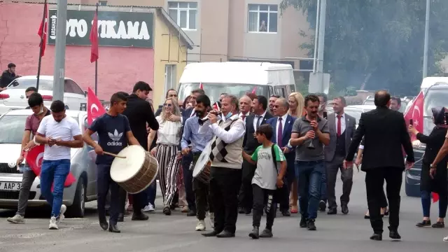 Yenilik Partisi Genel Lideri Başkanı Yılmaz'a davul-zurna ve meşaleli karşılama