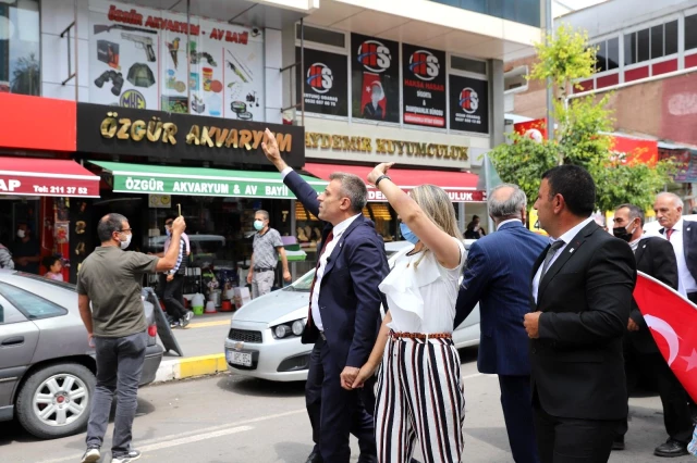 Yenilik Partisi Genel Lideri Başkanı Yılmaz'a davul-zurna ve meşaleli karşılama