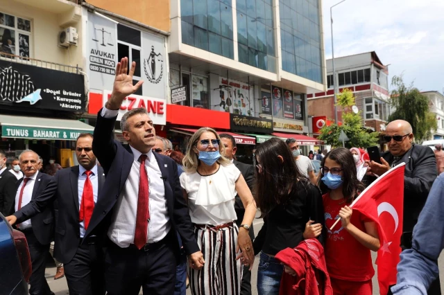 Yenilik Partisi Genel Lideri Başkanı Yılmaz'a davul-zurna ve meşaleli karşılama