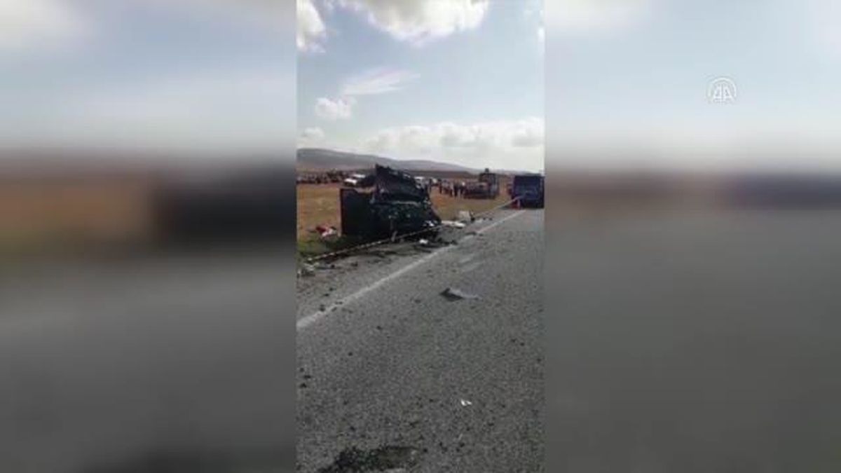Son dakika! 2 otomobilin çarpışması sonucu 1 kişi öldü, 9 kişi yaralandı