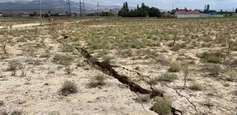 500 metre uzunluğundaki dev yarık mahallede yaşayanları tedirgin etti