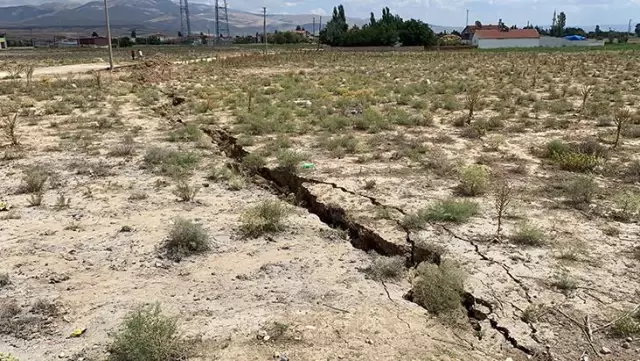 500 metre uzunluğundaki dev yarık mahallede yaşayanları huzursuz etti