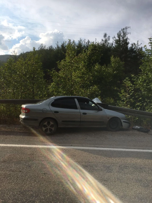 Adana'da bariyerlere çarpan arabanın şoförü yaralandı