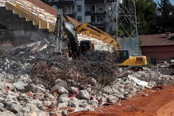 SPOR Adana'nın futbol emektarları, yıkımı süren 5 Ocak Stadı'nı son kere gezdi