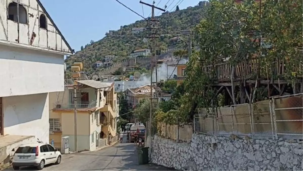 Son dakika! Alanya Kalesi yakınlarında çatı yangını