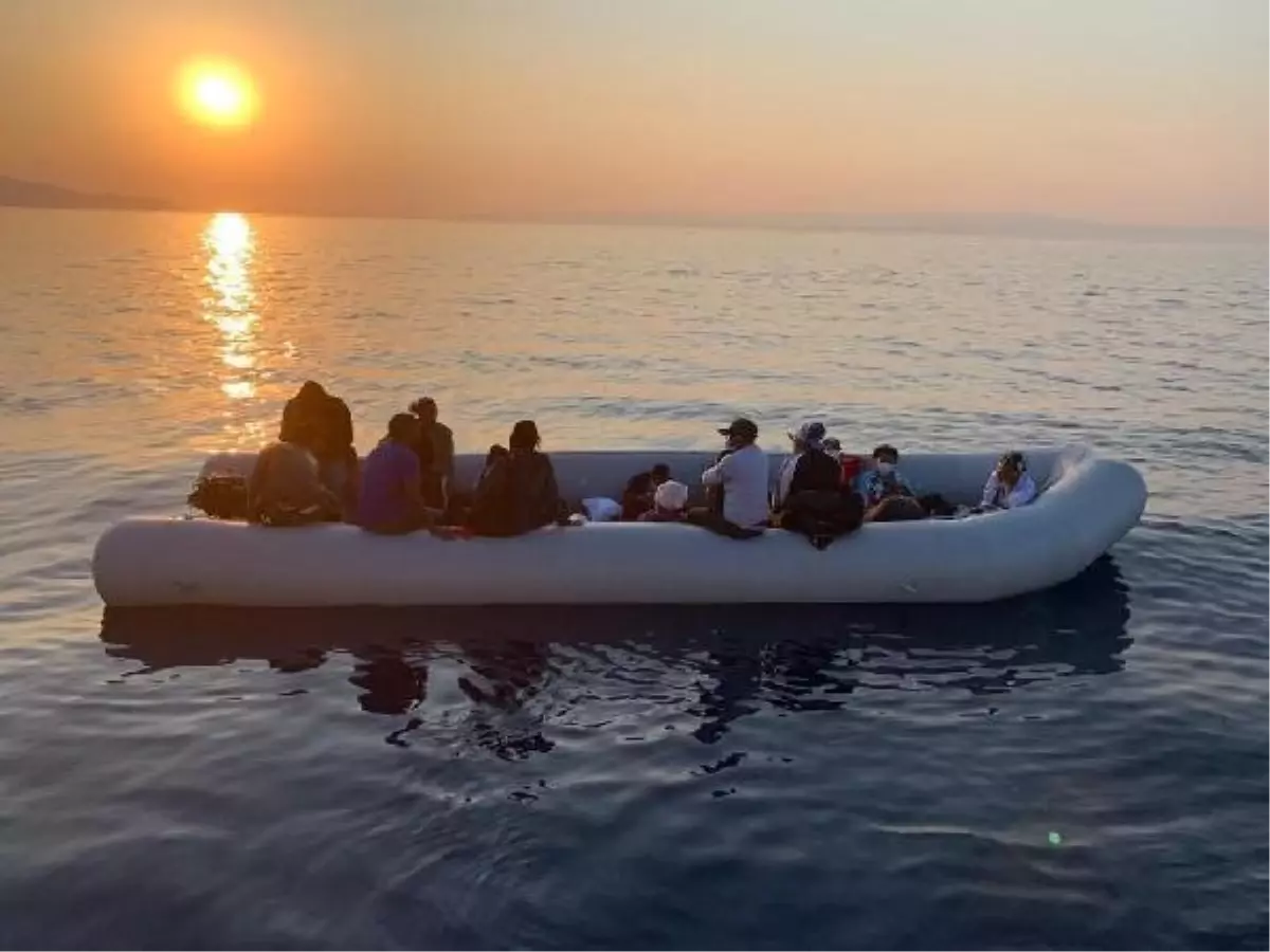 Ayvacık açıklarında botları sürüklenen 17 kaçak göçmen kurtarıldı