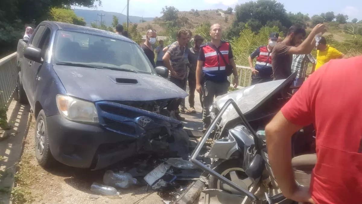 Balıkesir'de kamyonetle otomobilin çarpışması sonucu 5 kişi yaralandı