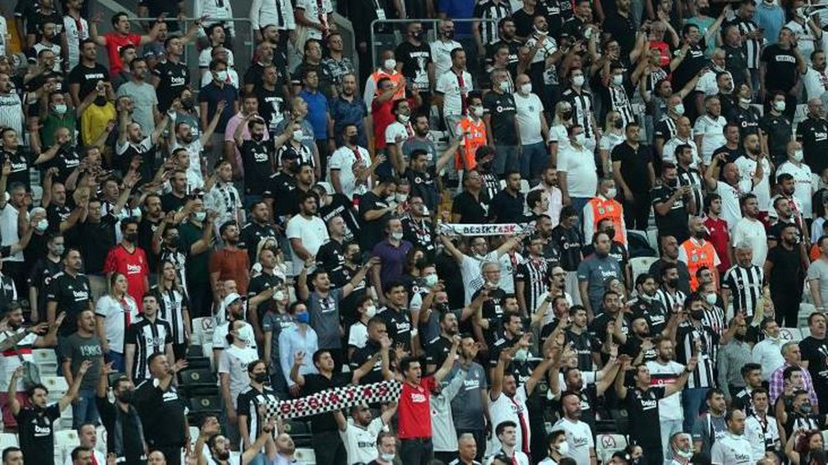 Beşiktaş taraftarından Çaykur Rizespor maçında çarpıcı protesto: Ülkede mülteci istemiyoruz