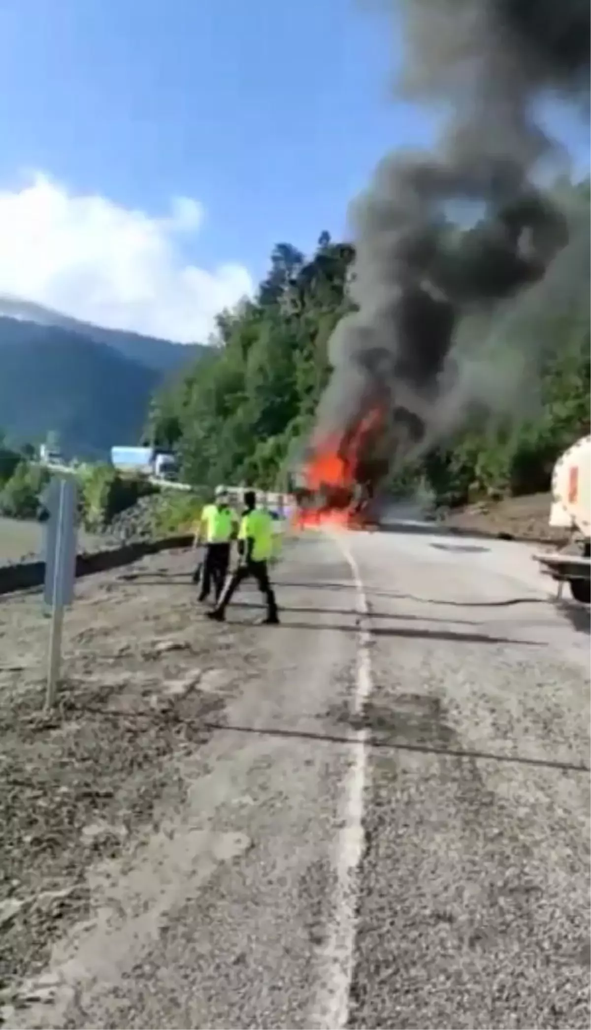 Bozkurt'a yardım malzemesi taşınan TIR'da yangın; jeneratör patladı
