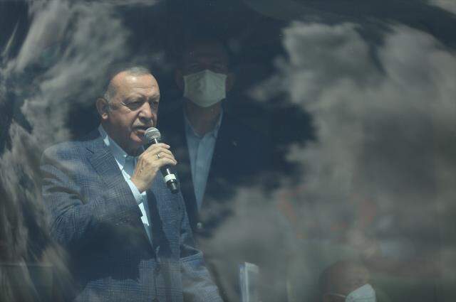 Cumhurbaşkanı Erdoğan, sel mağdurlarının beklediği haberi Bakan Soylu'nun verdiği kağıdı okuduktan sonra duyurdu
