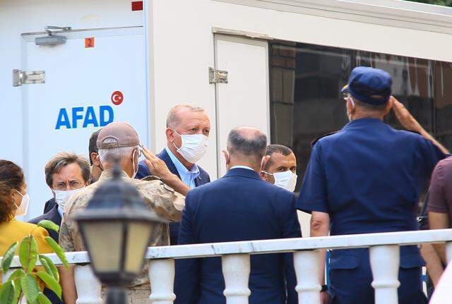 Cumhurbaşkanı Erdoğan, sel mağdurlarının beklediği haberi Bakan Soylu'nun verdiği kağıdı okuduktan sonra duyurdu
