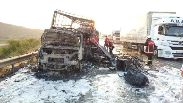 EŞYA YÜKLÜ KAMYONET YANARAK KÜL OLDU