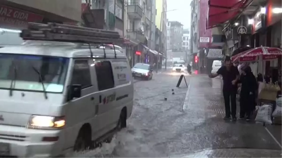 Fatsa'da sağanak nedeniyle çok sayıda ev ve iş yerini su bastı (1)