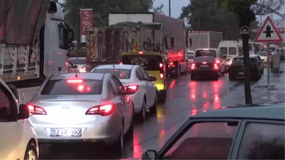 Fatsa'da sağanak nedeniyle çok sayıda ev ve iş yerini su bastı (2)