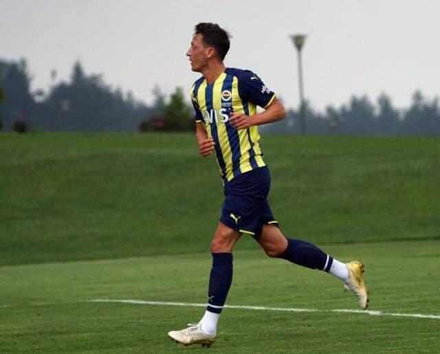 Fransa basınına konuşan Mesut Özil, "Fenerbahçe'de oynamak hayal gibi" dedi