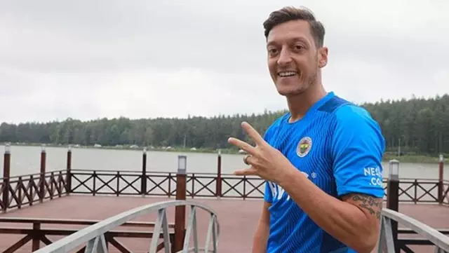 Fransa basınına konuşan Mesut Özil, "Fenerbahçe'de oynamak hayal gibi" dedi