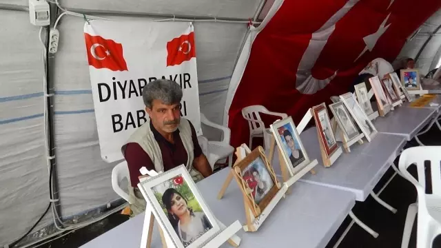 HDP önündeki ailelerin evlat nöbeti 711'inci gününde HDP önündeki ailelerin evlat nöbeti 711'inci gününde