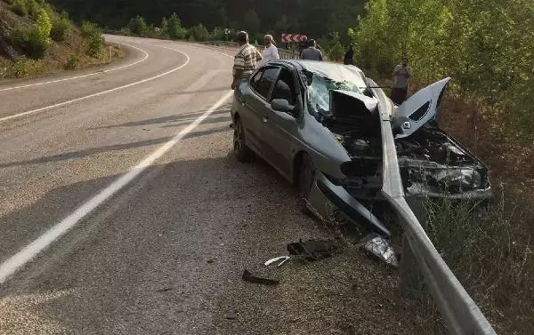 Kaygan yolda bariyerlere çarpan şoför yaralandı