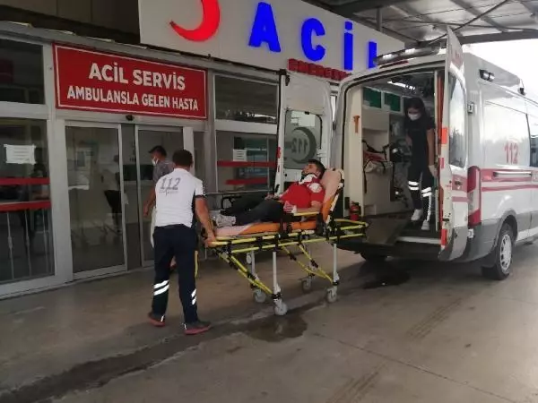 Kaygan yolda bariyerlere çarpan şoför yaralandı