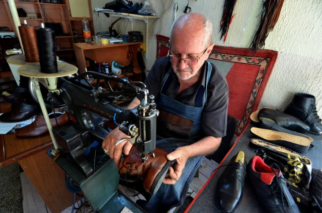 Konyalı Mehmet Usta, 24 yıldır kendisi üzere yürüme engelli olanlara özel ayakkabı üretiyor