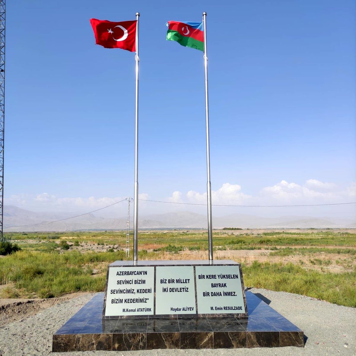 Nahçıvan sınırına dikilen Türk-Azerbaycan bayrakları Ermenistan'dan görünüyor