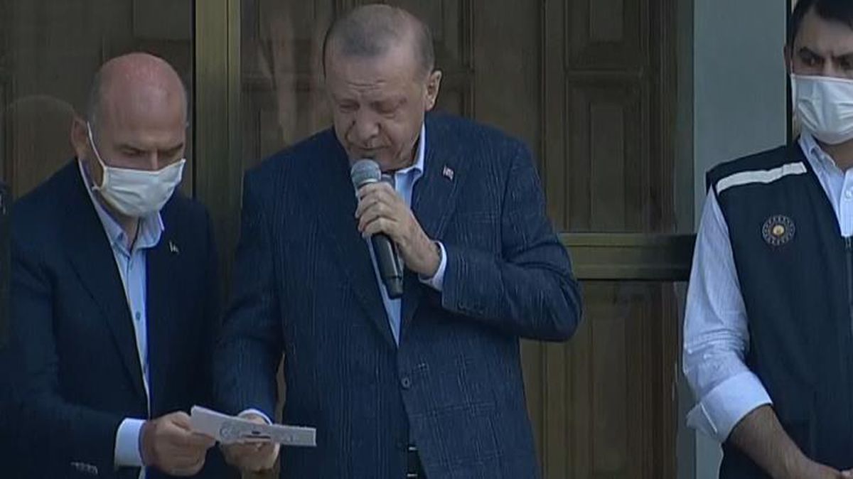 Cumhurbaşkanı Erdoğan, sel mağdurlarının beklediği haberi Bakan Soylu'nun verdiği kağıdı okuduktan sonra duyurdu