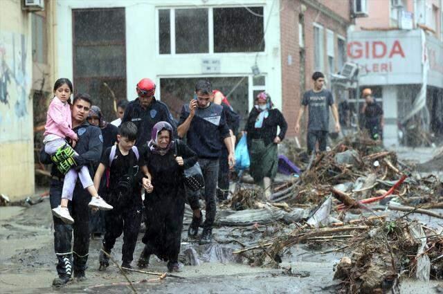 Son Dakika: Karadeniz'deki sel felaketinde bilanço ağırlaşıyor! Hayatını kaybedenlerin sayısı 27'ye yükseldi Son Dakika: Karadeniz'deki sel felaketinde bilanço ağırlaşıyor! Hayatını kaybedenlerin sayısı 27'ye yükseldi