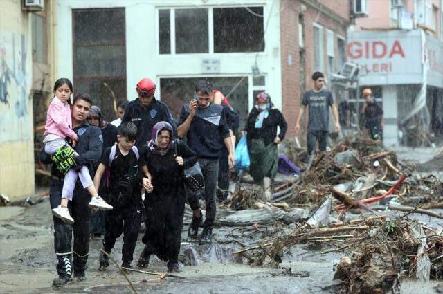 Son Dakika: Karadeniz'deki sel felaketinde bilanço ağırlaşıyor! Hayatını kaybedenlerin sayısı 27'ye yükseldi