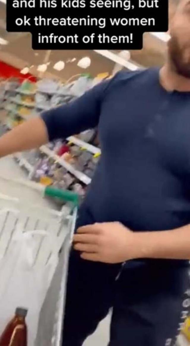 Süpermarkette öpüşen bayanlar, iki çocuk babası adamın akınıyla neye uğradığını şaşırdı
