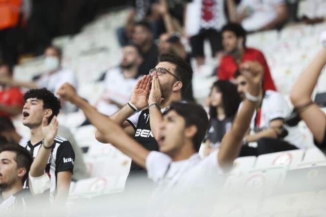 Taraftarlar uzun bir ortanın akabinde gruplarına kavuştu! Tribünlerdeki renkli anlar objektiflere yansıdı