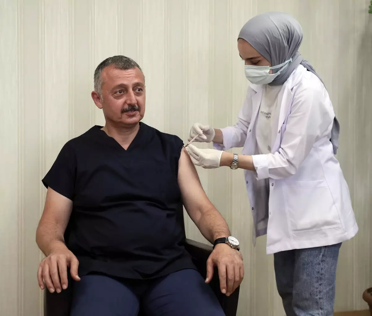 Üçüncü doz aşısını oldu, Kocaelileri aşı olmaya davet etti