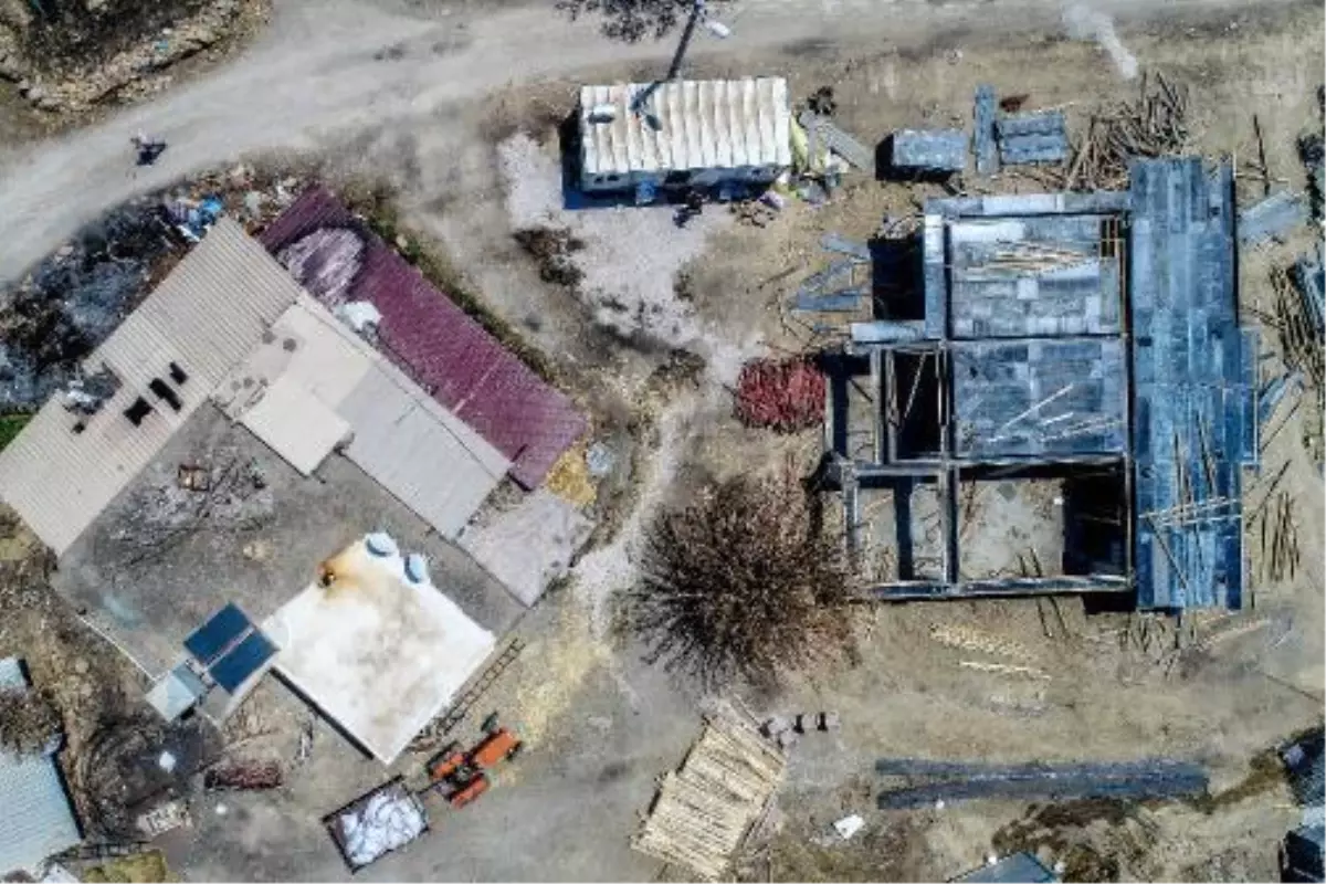 Yangın bölgesinde yanmaz malzemelerden köy evleri yapılıyor