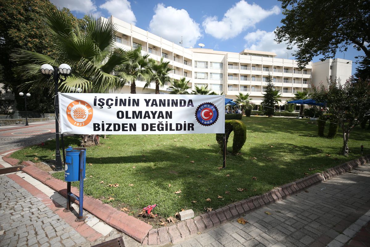 BALIKESİR - Gönen'de belediyeye ait termal otelin özelleştirilmesine karşı çıkan çalışanlar eylem yapıyor