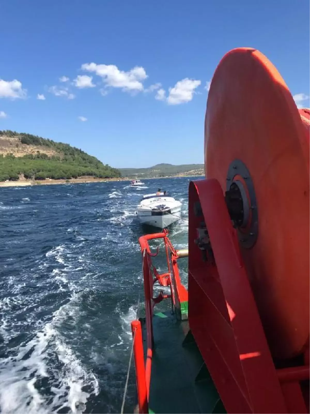 Çanakkale Boğazı'nda makine arızasıyla sürüklenen tekne kurtarıldı