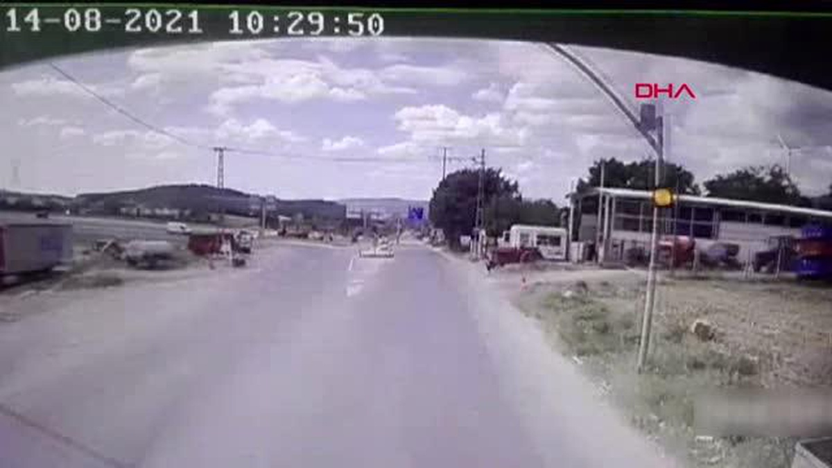 Çatalca'da yolcu minibüsü ile hafif ticari araç çarpıştı: 6 yaralı - Vimarsana News