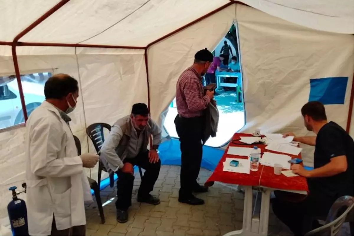 Elazığ'da sağlık ekipleri birçok yerde mobil stantlar kurarak aşılama çalışmalarına devam ediyor